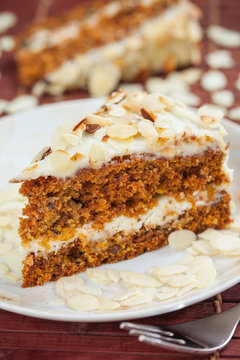 Carrot cake with almonds