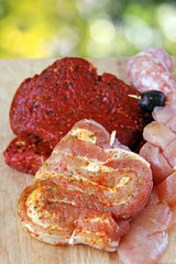 holzbrett mit grillfleisch