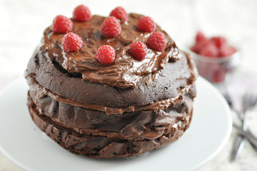 Schokoladentorte mit Himbeeren