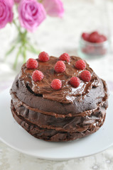 Schokoladentorte mit Himbeeren