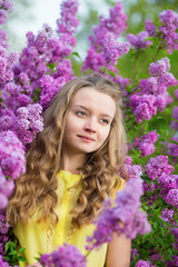 Naklejka premium Spring portrait of a beautiful girl with lilac