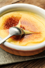 Crema Catalana (cr&egrave;me br&ucirc;l&eacute;e dessert)