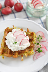 Kräuterwaffel mit Radieschenquark