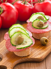 Baguette mit Salami belegt.