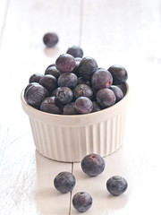 Frische Heidelbeeren auf einem weißen Holztablett