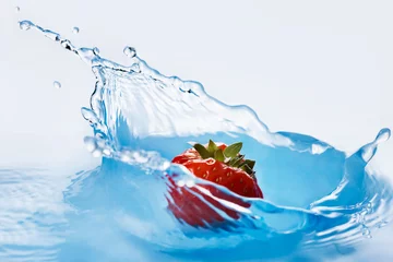 Papier Peint photo Éclaboussures deau La fraise tombe profondément sous l& 39 eau