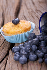 Heidelbeermuffin auf Holzuntergrund