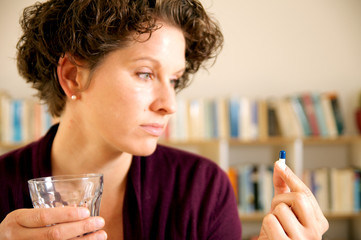 Junge Frau mit Medikament