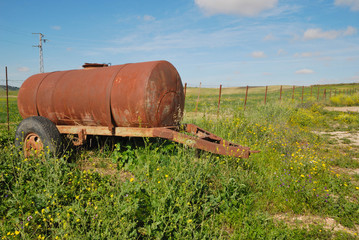 Obraz premium Rusty tank abandoned in the countryside.