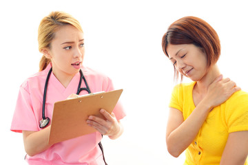 女性患者を問診する看護師