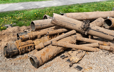 Alte Rohre aus Gusseisen aus einer Baustelle