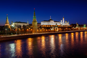 Fototapeta na wymiar Kreml Nasyp i Vodovzvodnaya Tower w nocy,