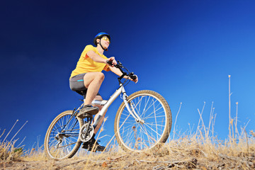 Obraz premium A young male riding a mountain bike