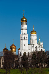 Fototapeta na wymiar Ivan Wielkiej dzwonnica za mur Kremla, Moskwa, Rosja