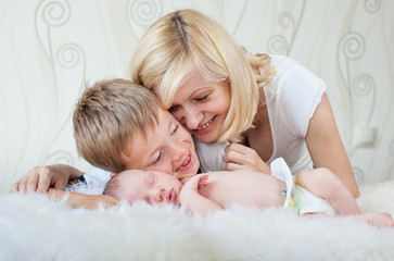 Obraz na płótnie Canvas happy family with newborn baby at home