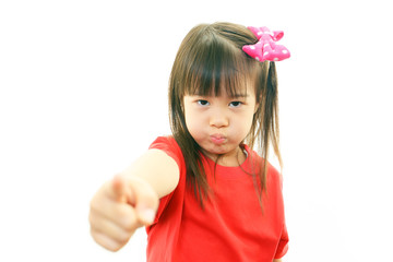 不満な様子の幼児