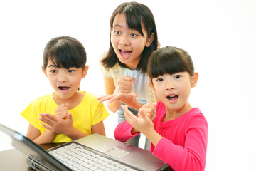 パソコンを楽しむ笑顔の女の子たち