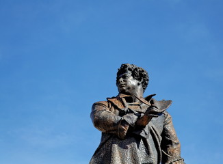Fototapeta premium Statue d'Alexandre Dumas sur ciel bleu