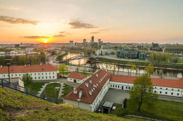 Fototapeta na wymiar Litwa wiosną. Wilno w zachodzie słońca.