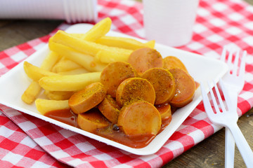 Currywurst mit Pommes