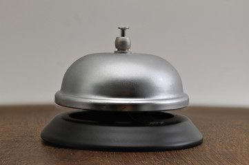 Hotelglocke auf Eichenholztisch