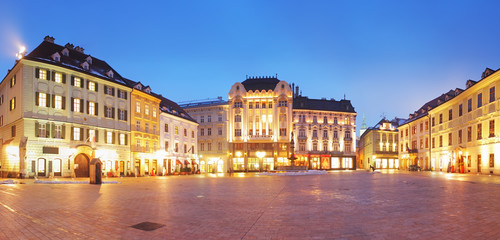 Fototapeta na wymiar Bratislava Main Square w nocy - Słowacja