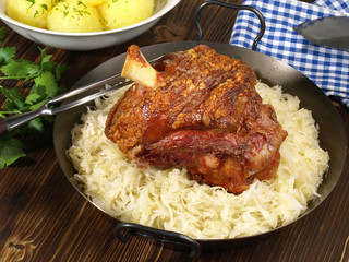 Schweinehaxe auf Sauerkraut