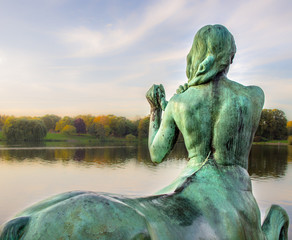 Bronzestatue - Zentaur Frau im Park