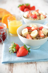 Müsli mit Erdbeeren und Bananen