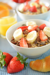 Müsli mit getrockneten und frischen Früchten