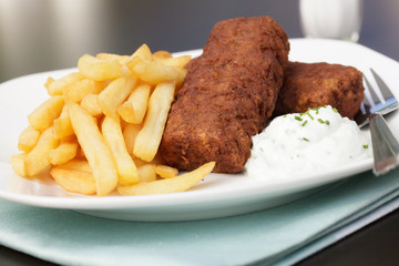 Frikadellen mit Pommes frites