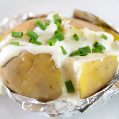 Tofuquark mit Schnittlauch in einer Ofenkartoffel