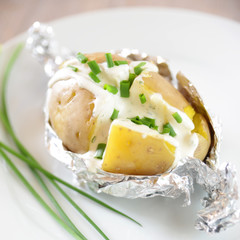 Schnittlauchcreme in gegrillter Kartoffel