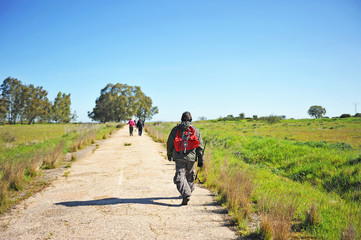 Grupo de personas caminando por una vieja carretera