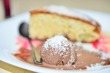 Apple pie with ice cream