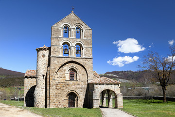 Fototapeta na wymiar Iglesia romanica de San Salvador de Cantamuda (Palencia)