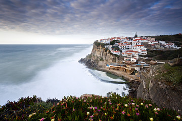 Azenhas do Mar vila costeira de portugal