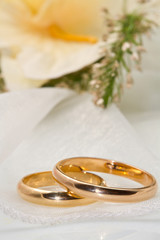 coppia di fedi con orchidea bianca