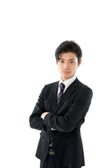 腕組みをする若いビジネスマン