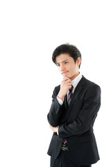 あごに手をあてて考える若いビジネスマン
