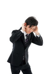 頭を抱えて悩む若いビジネスマン