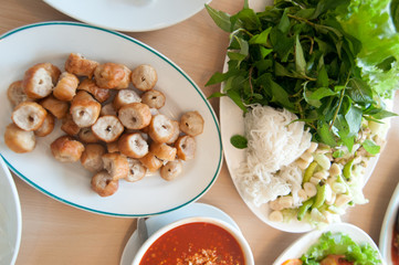 vietnamese food-naemnueng-nood le with pork meat ball