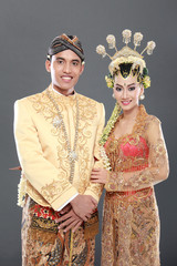 traditional java wedding couple