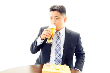 ビールを飲む笑顔のサラリーマン