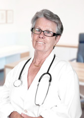 Portrait d'une femme médecin senior