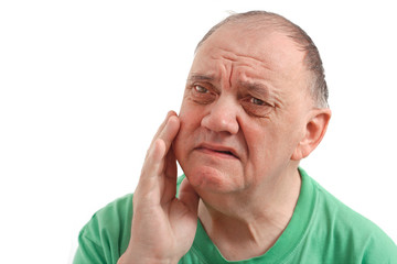 homme avec rage de dents sur fond blanc