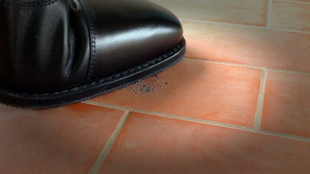 Sigaretta spenta con la scarpa sul pavimento