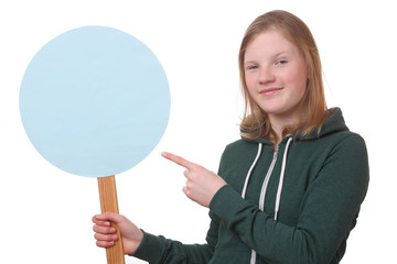 Mädchen zeigt ein leeres Schild