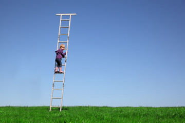 Kleines Mädchen klettert eine Leiter hoch