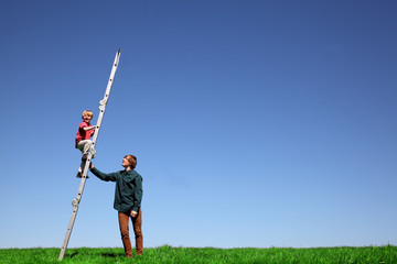 Kleiner Junge klettert eine Leiter hoch